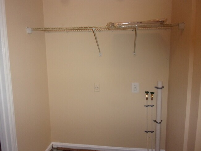 Building Photo - Recently Updated 2 Bedroom 1 Bath Home