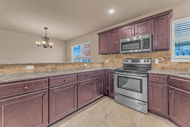 Building Photo - Beautiful 3-Bedroom Home with Open Layout & Fenced Backyard!