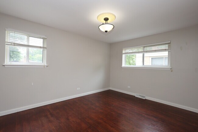 Building Photo - 613 Leamington Ave