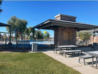 Building Photo - Gorgeous Layton Lakes with pool!