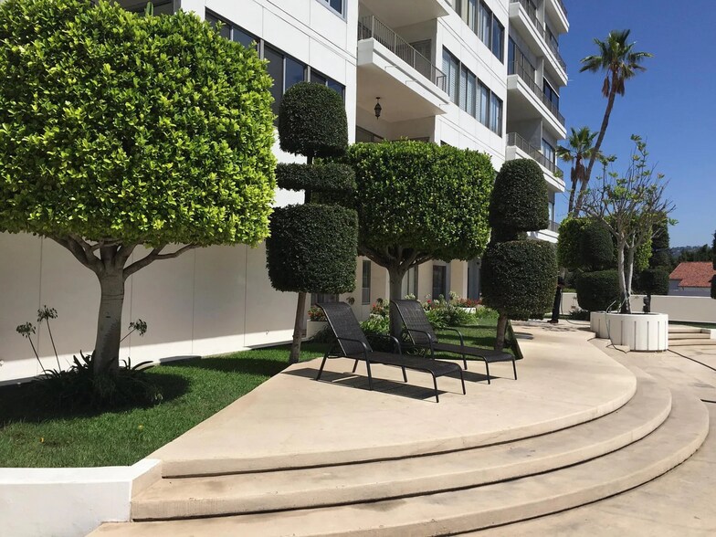 Green Space on Pool Deck - 10501 Wilshire Blvd