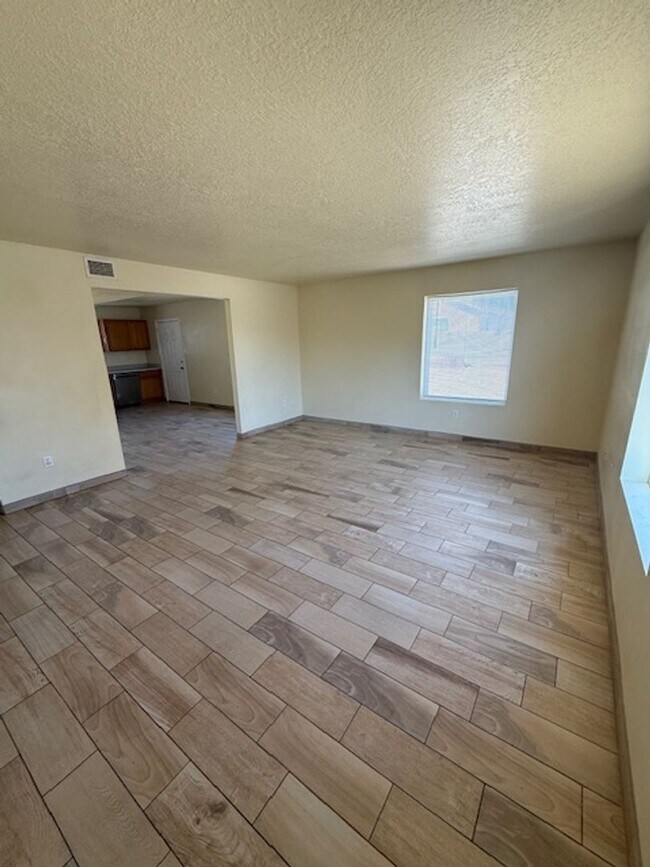 Building Photo - Beautiful Southwest Location 3 bedroom 2 bath 2 car garage