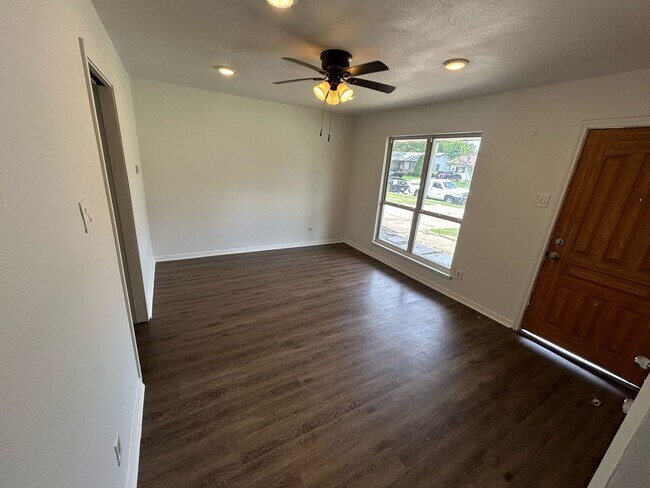 Building Photo - Modern living meets exceptional comfort