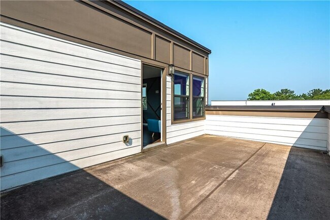Building Photo - 2076 Holtz Ln