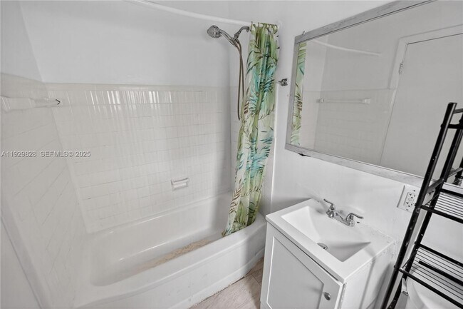 Building Photo - 993 Bay Dr