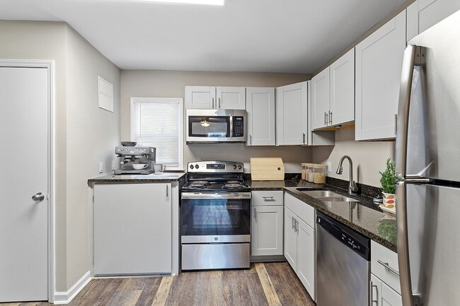 Building Photo - Renovated 2BR/1BA Apts Near Downtown Raleigh. 1 Mile to 1-440. Pets Welcome.