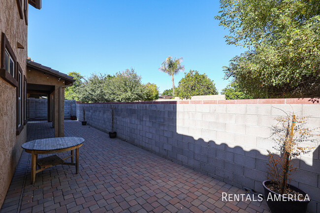 Building Photo - 4730 E Tierra Buena Ln