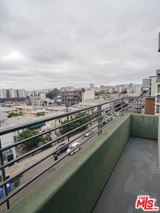 Building Photo - 1042 S Kingsley Dr