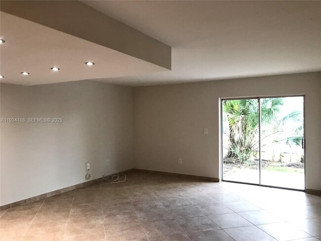 Building Photo - 9355 Fontainebleau Blvd