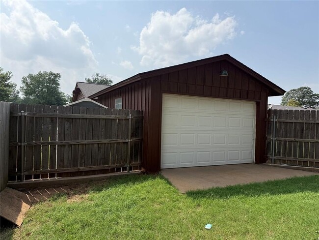 Building Photo - 1018 Claremont Dr