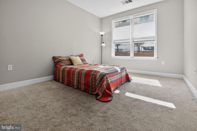 Building Photo - 300 W Elm St