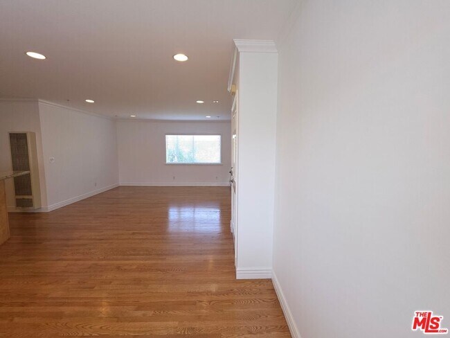 Building Photo - 670 Broadway St