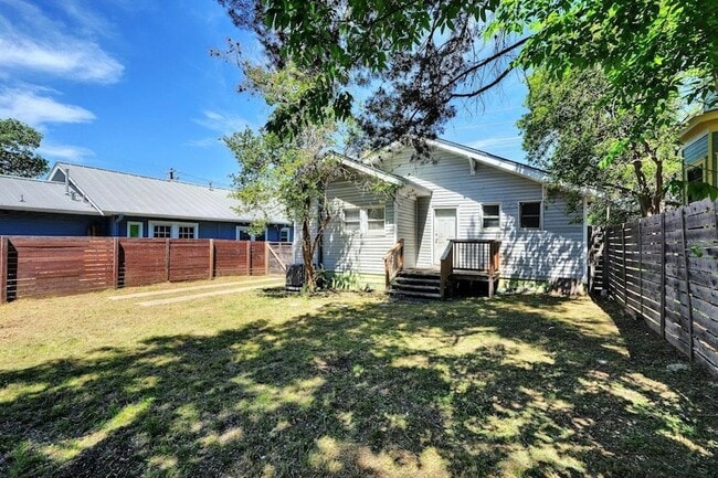 Building Photo - 1205 E 12th St