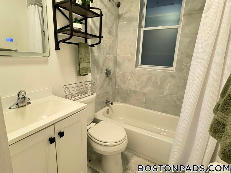 Building Photo - 1890 Beacon St