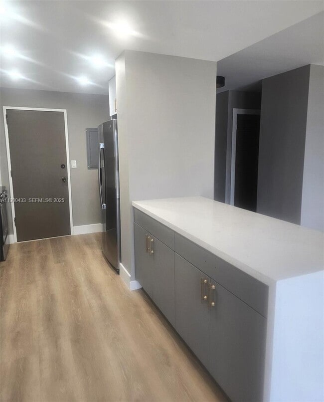 Building Photo - 9800 W Bay Harbor Dr