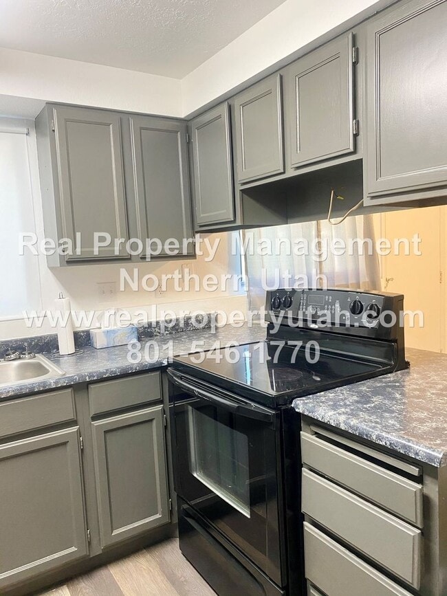 Building Photo - 3 Bedroom 1.5 Bath Townhome Available in Clearfield