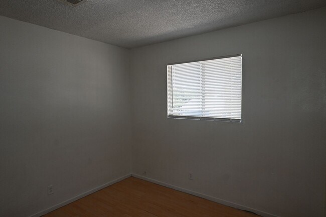 Building Photo - 2 Bedroom Apt- Downtown -  NO PETS