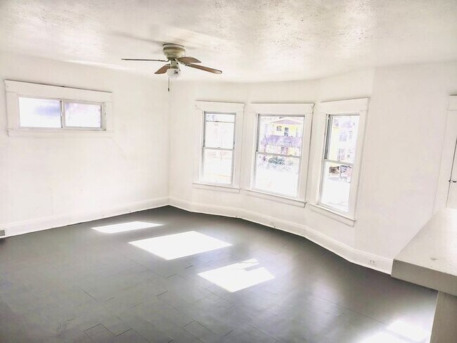 Building Photo - Spacious 2Bed, 1 Bath Home in Cleveland Ohio!