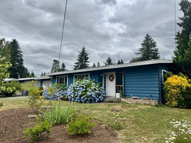 Building Photo - Fantastic Rambler in Lake Hills with A/C!