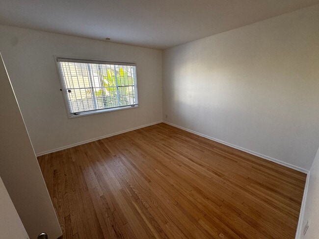 Building Photo - SPACIOUS 3 BEDROOM 2.5 BATH IN THE HEART OF LOS FELIZ