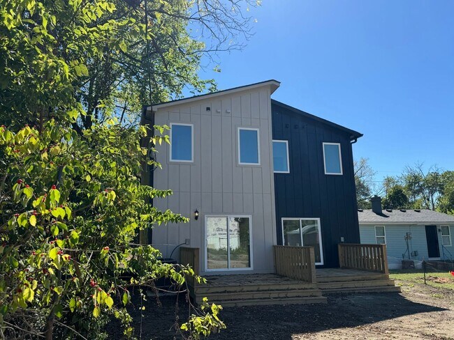 Building Photo - Brand new luxury townhome on the eastside. Section 8 approved!!!