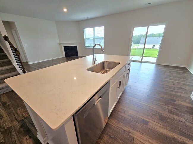 Building Photo - 942 Pineland Dr