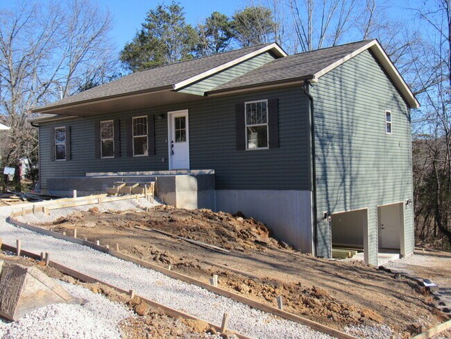 Building Photo - 3 Bedroom & 2 Bath Single-Family Home