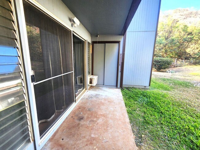 Building Photo - Chateau Newtown Townhome - Ground Floor Unit