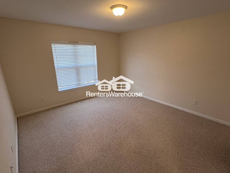 Building Photo - 8134 Oakview Cir N