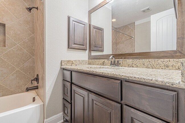 Building Photo - GORGEOUS 4 BED / 2 BATH HOUSE FOR RENT!