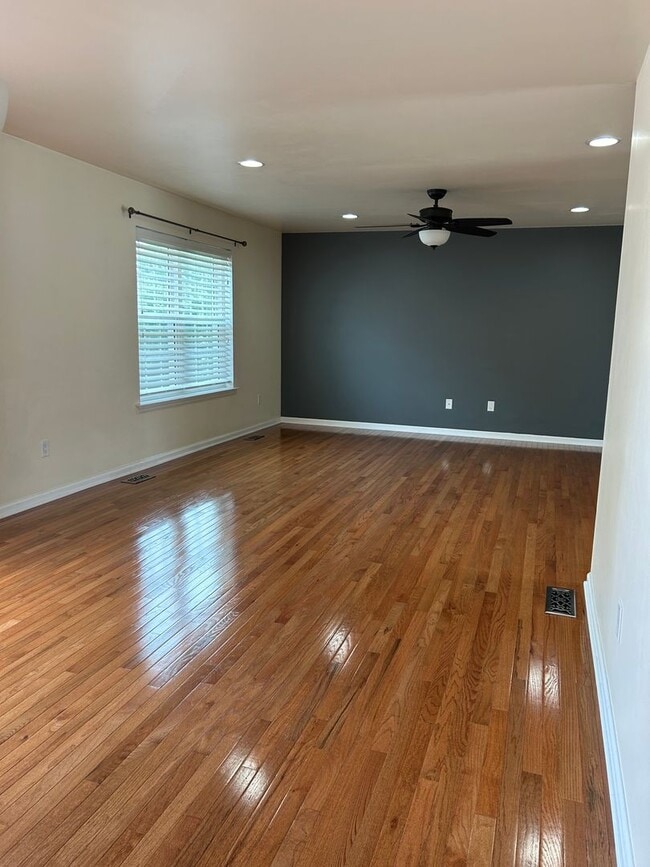 Building Photo - New Listing Alert! End unit Townhome in Pe...