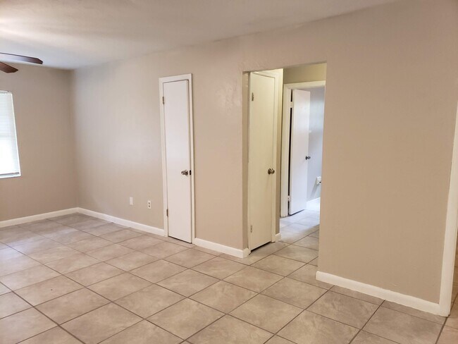 Building Photo - 3 Bed, 2 Bath, 1 Car garage.