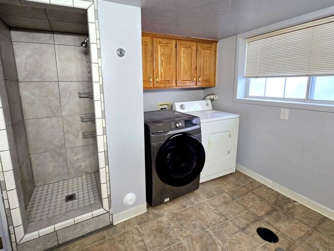 Building Photo - Large, Pet Friendly 5 Bedroom, 3 Bathroom Home for Rent in Ammon!  Fenced Backyard & Garage!  By ...