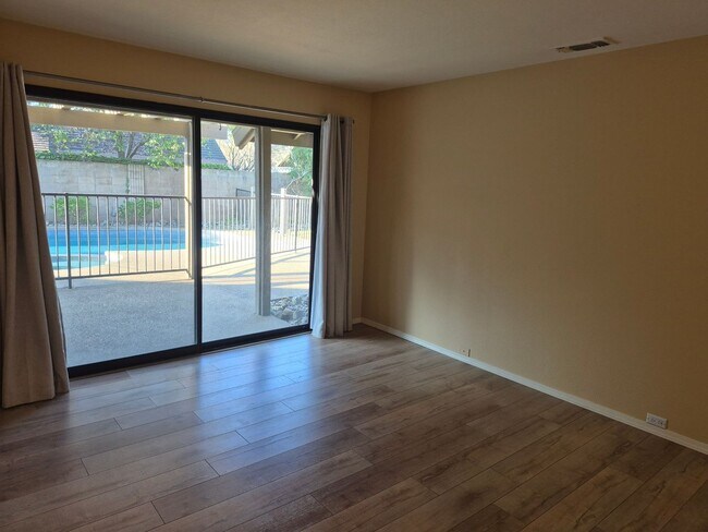 Building Photo - Beautiful  4 bedroom 2.5 bath with loft & Pool