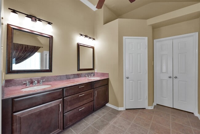 Building Photo - 7 S Hawthorne Hollow Cir