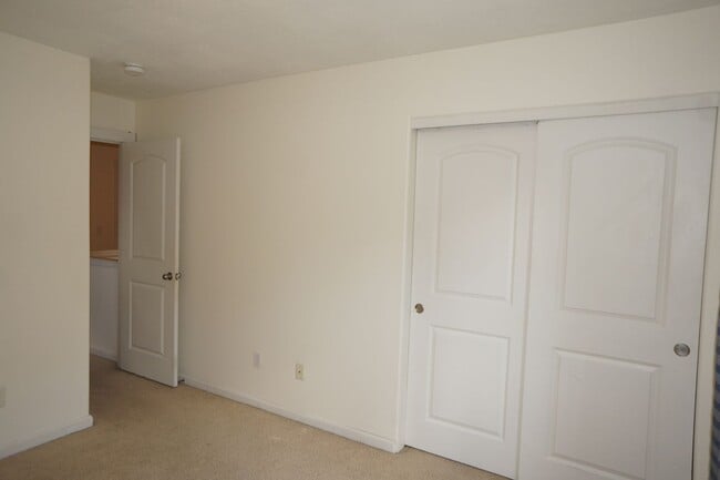 Building Photo - 3822 SE Schiller St