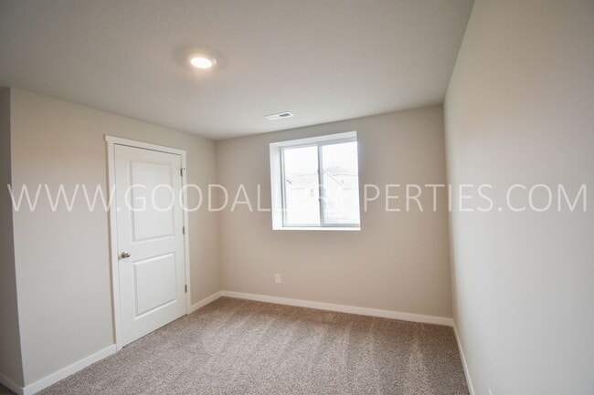 Building Photo - 4 Bedroom 3 Bath Ranch Finished Basement i...