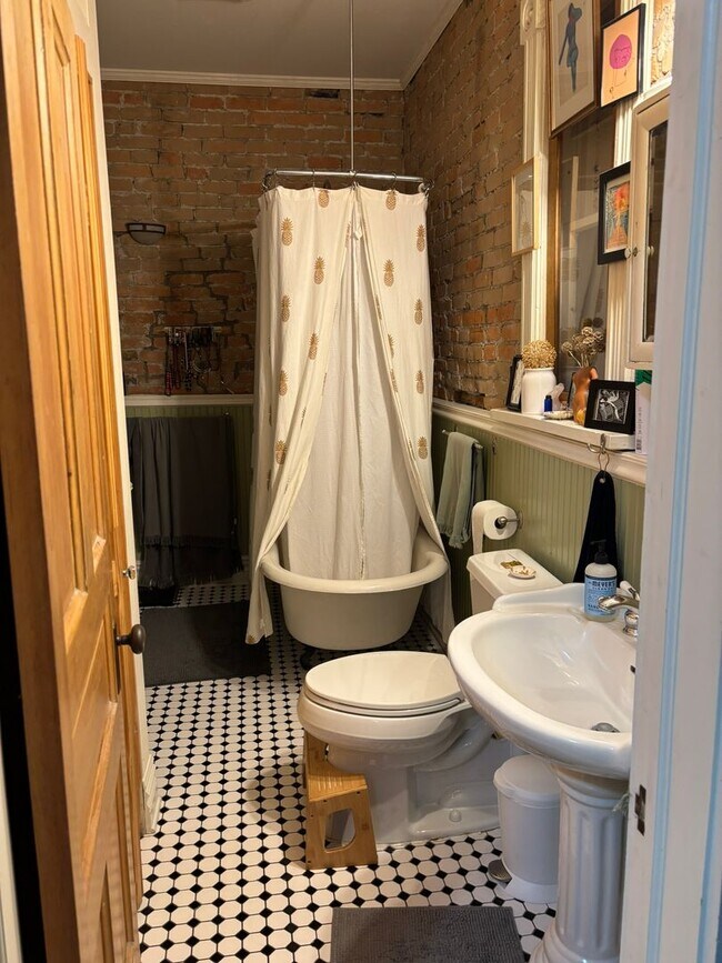 Building Photo - 421 W Lamme St