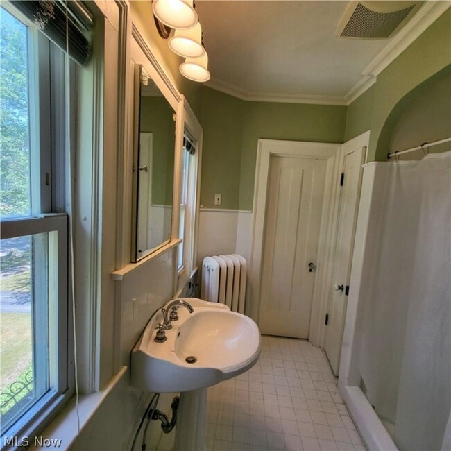 Building Photo - 6 BEDROOM IN CLEVELAND HEIGHTS FOR RENT - ...