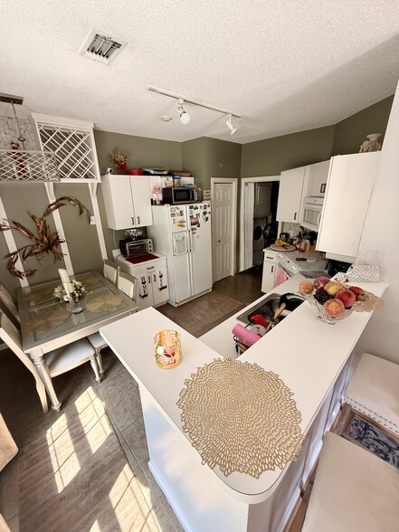 Kitchen - 11 Devon Club Ln