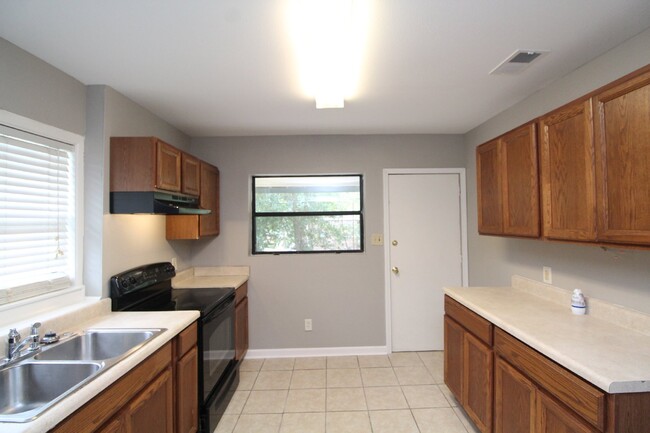 Building Photo - 3 bed 1 bath duplex with almost 1400 sqft ...