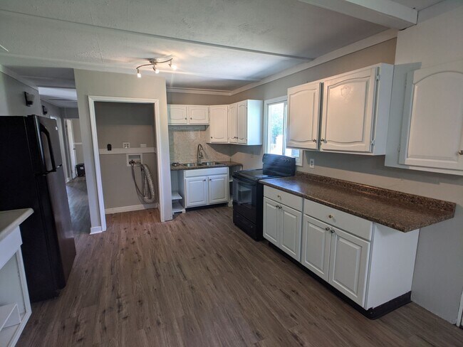 Building Photo - Spacious 3 bed 2 bath in Greenwood!