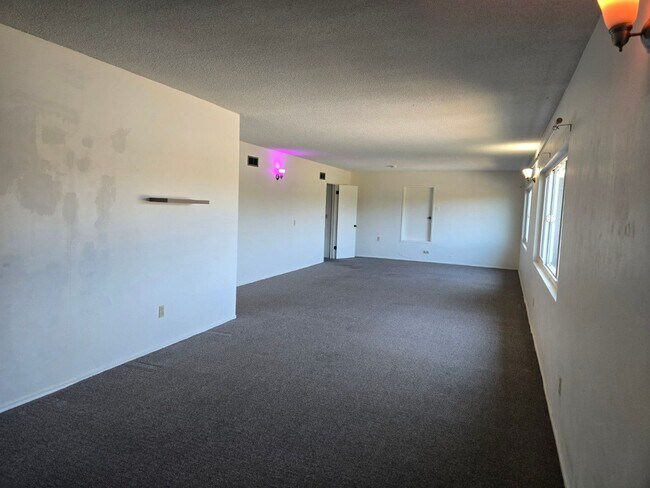 Building Photo - SDSU / College Area 6 bedrooms with 4 baths split-level home.