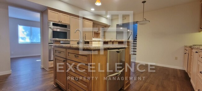 Building Photo - Spacious 5/3 Home With Fully Updated Kitchen, Over 2500SF of Space, Pets Negotiable