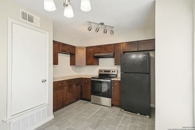 Building Photo - 10609 Starcrest Dr