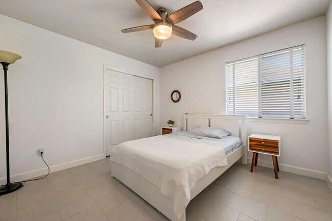 Building Photo - 13400 Rossello Dr