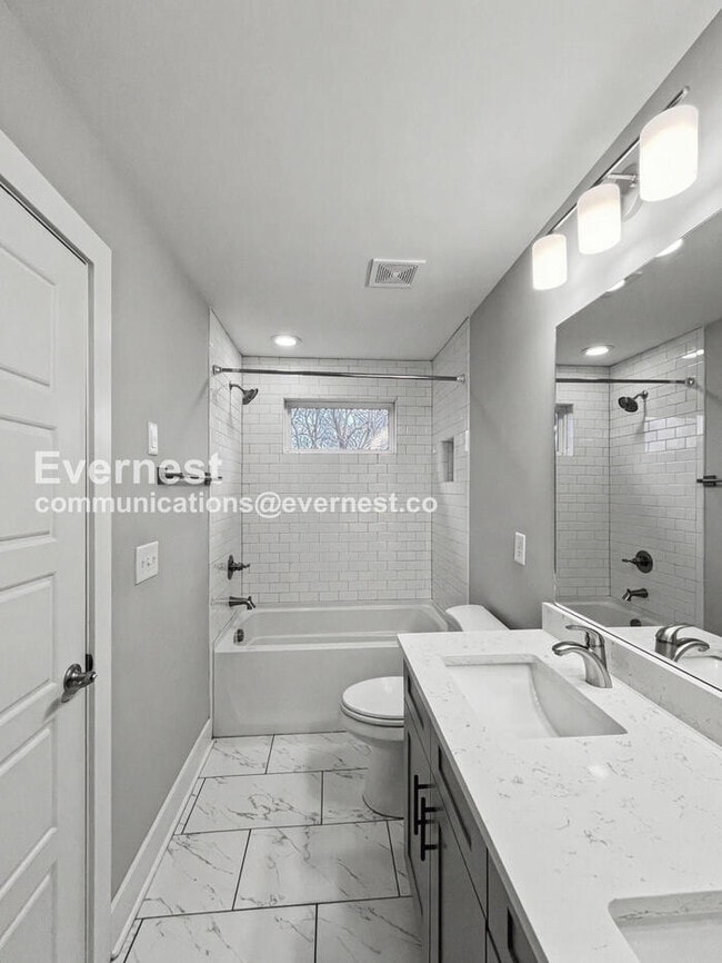 Building Photo - 2332 Oak Ct