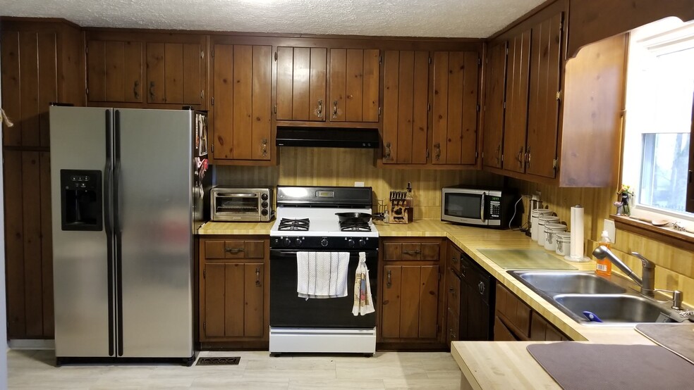 Large Kitchen - 850 Winfield Ct