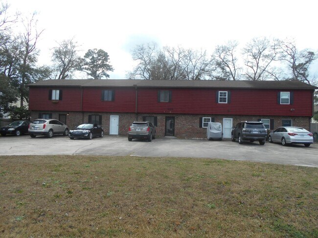Primary Photo - 2 bedroom townhome blocks from the beach.