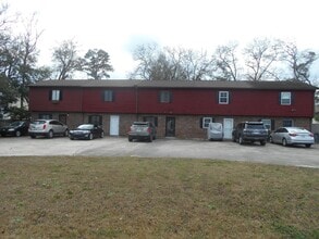 Building Photo - 2 bedroom townhome blocks from the beach.